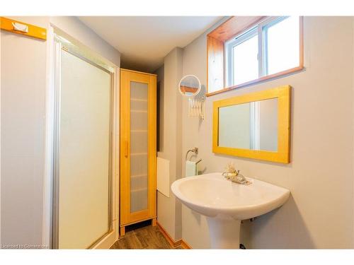 40 Henry Street, Kitchener, ON - Indoor Photo Showing Bathroom