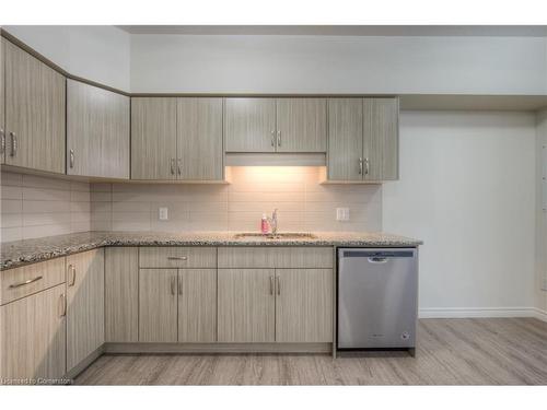 6-408 Guelph Avenue, Cambridge, ON - Indoor Photo Showing Kitchen