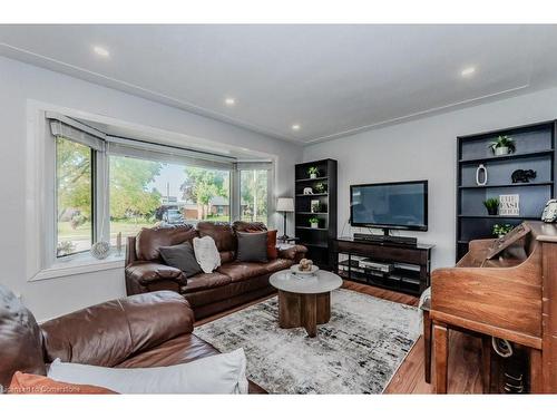 841 Westminster Drive S, Cambridge, ON - Indoor Photo Showing Living Room