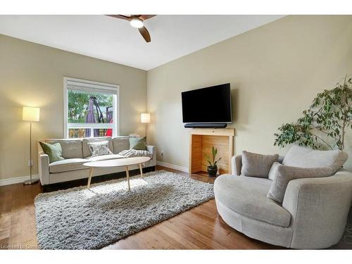 108 Yates Avenue, Cambridge, ON - Indoor Photo Showing Living Room