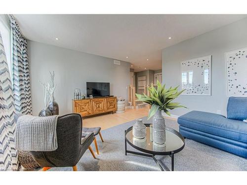 14 Kissing Bridge Drive, Elmira, ON - Indoor Photo Showing Living Room