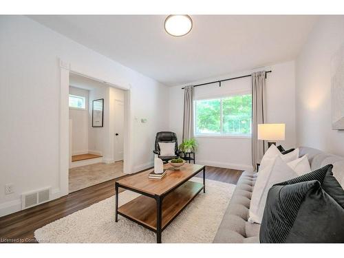 131 Wood Street, Kitchener, ON - Indoor Photo Showing Living Room