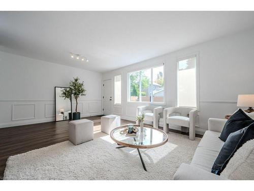 131 Wood Street, Kitchener, ON - Indoor Photo Showing Living Room