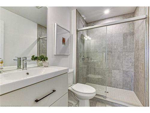 2 Lismer Lane, London, ON - Indoor Photo Showing Bathroom