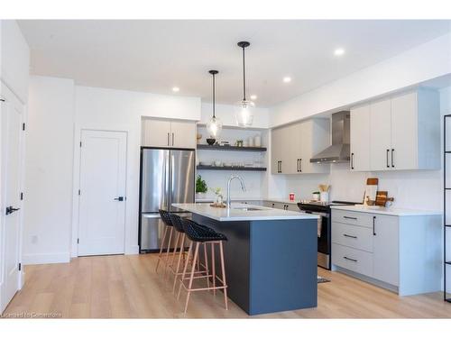 2 Lismer Lane, London, ON - Indoor Photo Showing Kitchen With Upgraded Kitchen