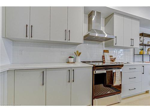 2 Lismer Lane, London, ON - Indoor Photo Showing Kitchen With Upgraded Kitchen