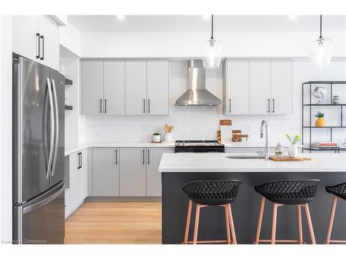 2 Lismer Lane, London, ON - Indoor Photo Showing Kitchen With Upgraded Kitchen