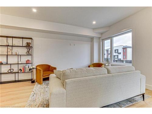 2 Lismer Lane, London, ON - Indoor Photo Showing Living Room