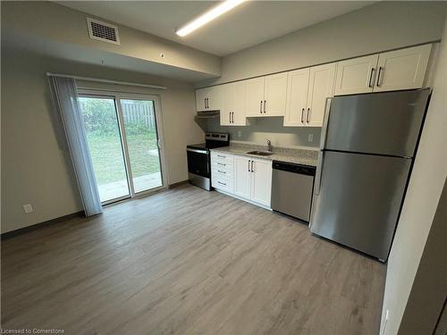 106-595 Strasburg Road, Kitchener, ON - Indoor Photo Showing Kitchen