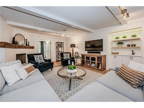 7-700 Glasgow Street, Kitchener, ON - Indoor Photo Showing Living Room