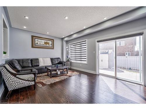 47 Banbridge Crescent, Brampton, ON - Indoor Photo Showing Living Room