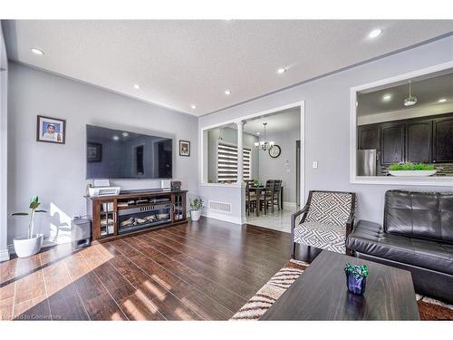 47 Banbridge Crescent, Brampton, ON - Indoor Photo Showing Living Room