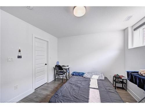 35-99 Roger Street, Waterloo, ON - Indoor Photo Showing Bedroom