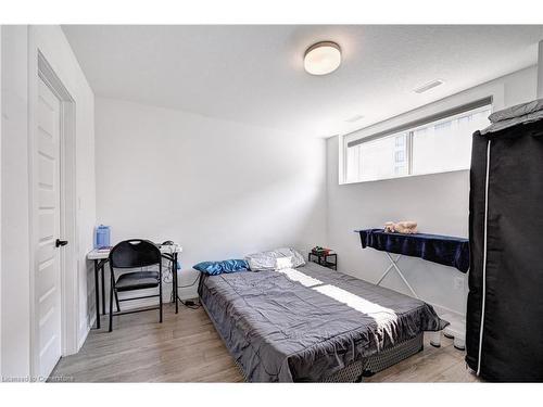 35-99 Roger Street, Waterloo, ON - Indoor Photo Showing Bedroom