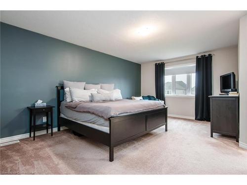 132 Courtney Street, Fergus, ON - Indoor Photo Showing Bedroom