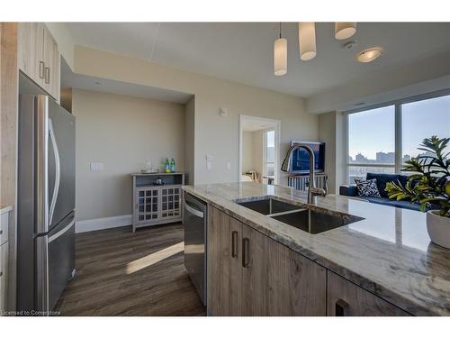 1105-108 Garment Street, Kitchener, ON - Indoor Photo Showing Kitchen With Double Sink With Upgraded Kitchen