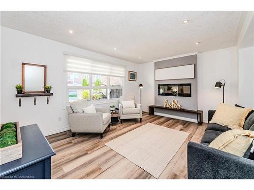 31-423 Westwood Drive, Kitchener, ON - Indoor Photo Showing Living Room