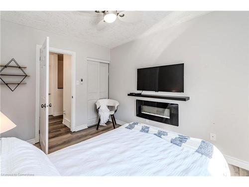 31-423 Westwood Drive, Kitchener, ON - Indoor Photo Showing Bedroom