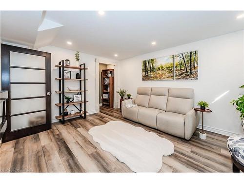 31-423 Westwood Drive, Kitchener, ON - Indoor Photo Showing Living Room