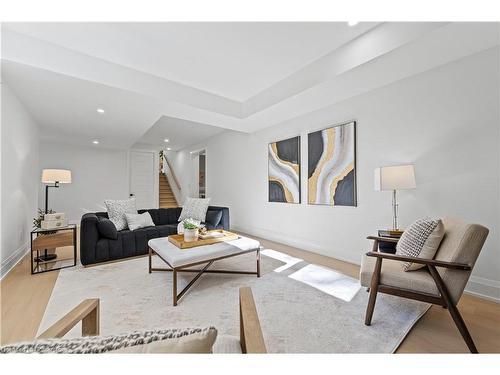 6614 Gore Road, Puslinch, ON - Indoor Photo Showing Living Room