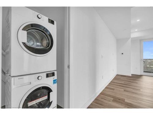 1906-15 Wellington Street S, Kitchener, ON - Indoor Photo Showing Laundry Room