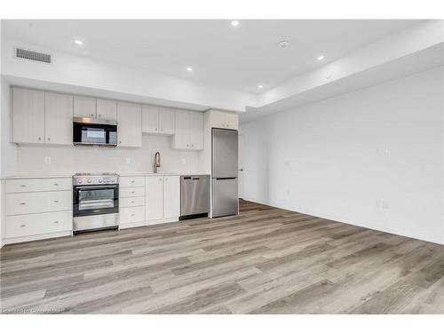 1906-15 Wellington Street S, Kitchener, ON - Indoor Photo Showing Kitchen