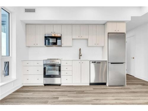 1906-15 Wellington Street S, Kitchener, ON - Indoor Photo Showing Kitchen With Upgraded Kitchen