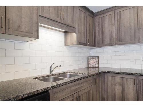 98-25 Isherwood Avenue, Cambridge, ON - Indoor Photo Showing Kitchen With Double Sink With Upgraded Kitchen