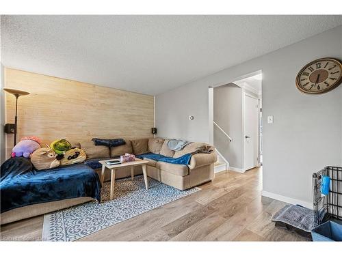 995 Elgin Street N, Cambridge, ON - Indoor Photo Showing Living Room