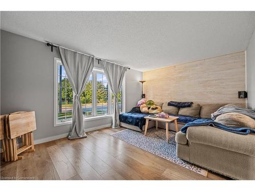 995 Elgin Street N, Cambridge, ON - Indoor Photo Showing Living Room