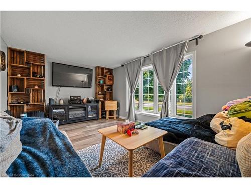 995 Elgin Street N, Cambridge, ON - Indoor Photo Showing Living Room