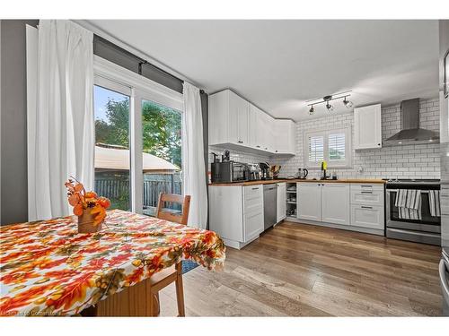 995 Elgin Street N, Cambridge, ON - Indoor Photo Showing Kitchen With Upgraded Kitchen