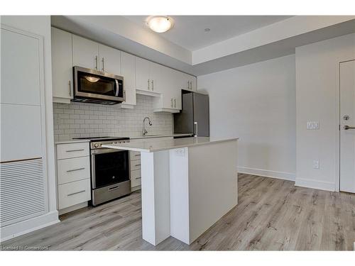 607-247 Northfield Drive E, Waterloo, ON - Indoor Photo Showing Kitchen