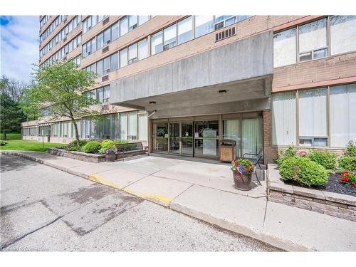 306-3227 King Street, Kitchener, ON - Outdoor