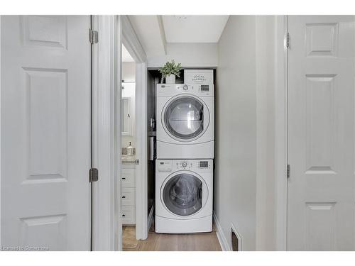 206-271 Eiwo Court, Waterloo, ON - Indoor Photo Showing Laundry Room