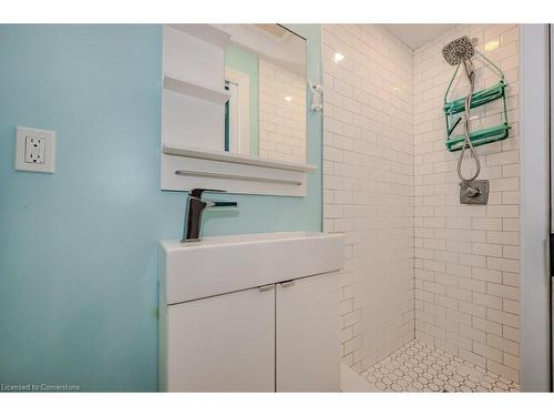 64-225 Benjamin Road, Waterloo, ON - Indoor Photo Showing Bathroom