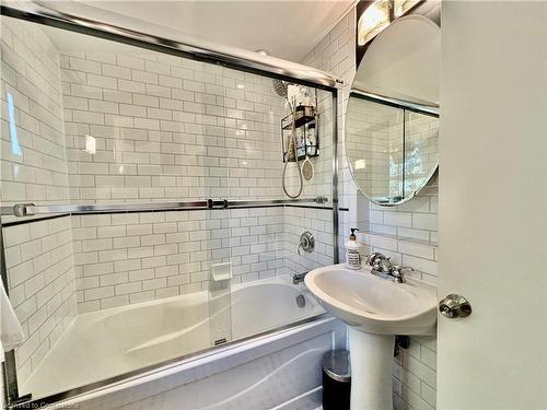 20 Ruby Street, Kitchener, ON - Indoor Photo Showing Bathroom