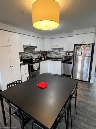 54-1989 Ottawa Street S, Kitchener, ON - Indoor Photo Showing Kitchen With Upgraded Kitchen