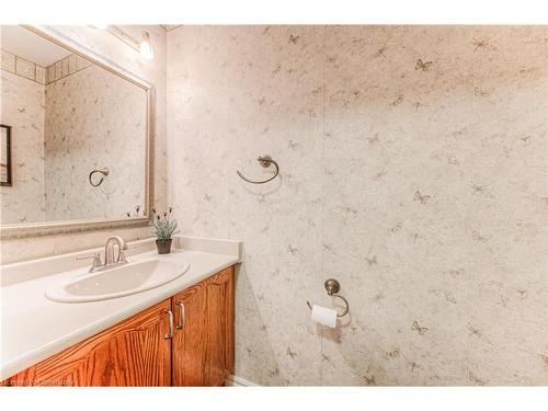 563 Hallmark Drive, Waterloo, ON - Indoor Photo Showing Bathroom