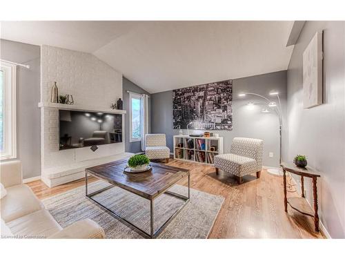 563 Hallmark Drive, Waterloo, ON - Indoor Photo Showing Living Room