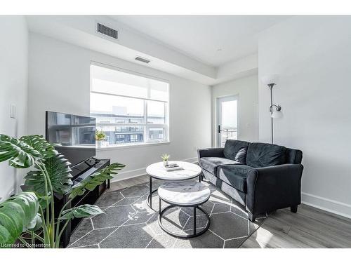 602-251 Northfield Drive, Waterloo, ON - Indoor Photo Showing Living Room