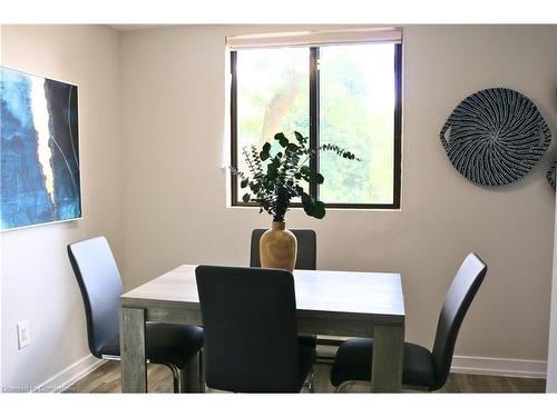 105-100 Old Carriage Drive, Kitchener, ON - Indoor Photo Showing Dining Room