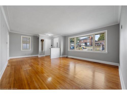 8 Munch Avenue, Cambridge, ON - Indoor Photo Showing Living Room