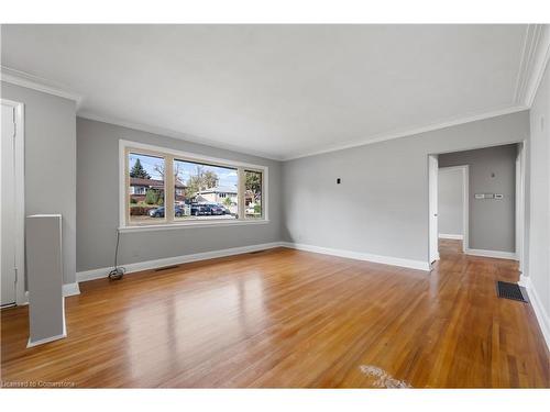 8 Munch Avenue, Cambridge, ON - Indoor Photo Showing Living Room