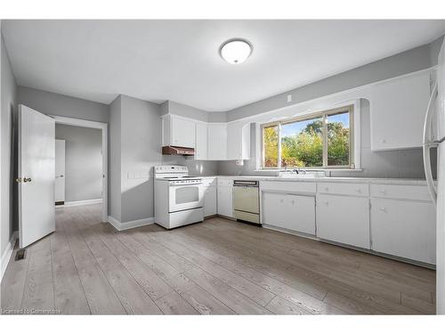 8 Munch Avenue, Cambridge, ON - Indoor Photo Showing Kitchen