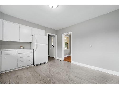 8 Munch Avenue, Cambridge, ON - Indoor Photo Showing Kitchen