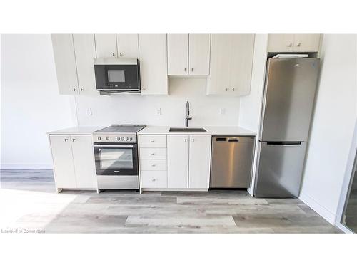 304-15 Wellington Street S, Kitchener, ON - Indoor Photo Showing Kitchen