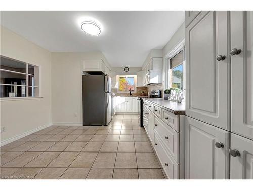 15 Belton Drive, Kitchener, ON - Indoor Photo Showing Kitchen