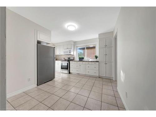 15 Belton Drive, Kitchener, ON - Indoor Photo Showing Kitchen