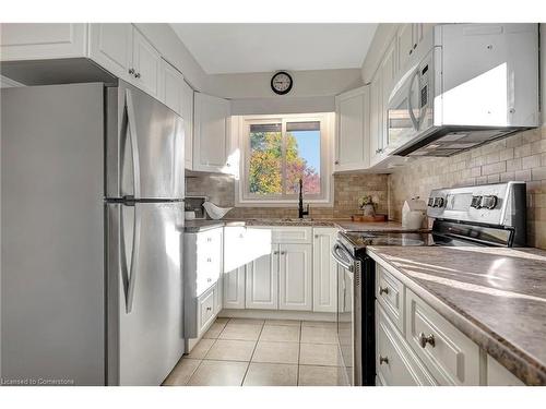 15 Belton Drive, Kitchener, ON - Indoor Photo Showing Kitchen